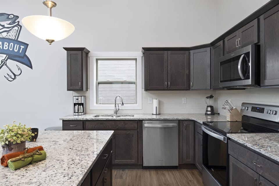 Help yourself to the high quality stainless steel appliances in the kitchen. 