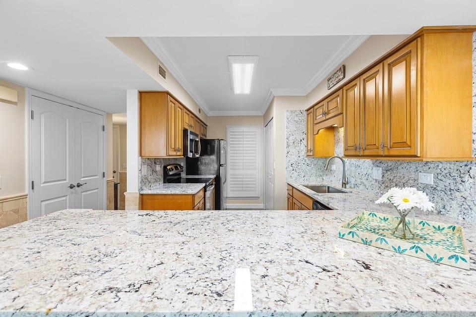 Mainsail 247 Kitchen Alt