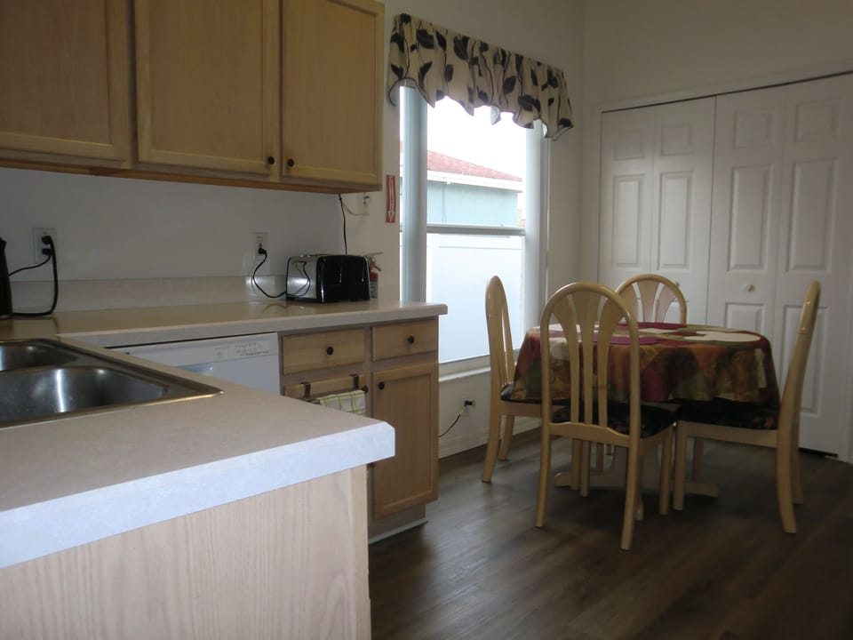 Eat-in Kitchen