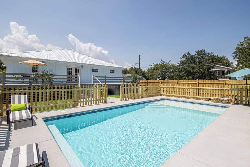 Huge saltwater pool with tanning ledge and deep end bench