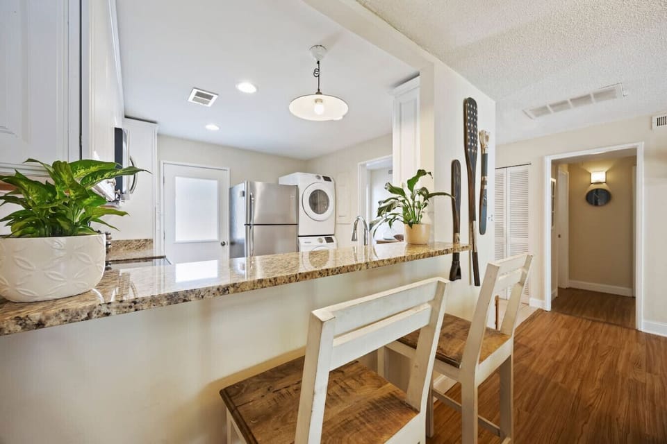 Breakfast bar with seating and open kitchen view. Ideal for casual meals or coffee.