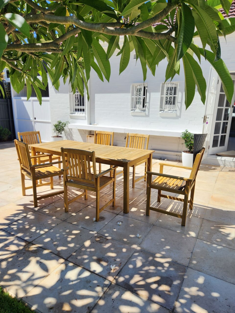 outdoor courtyard dining and relaxing
