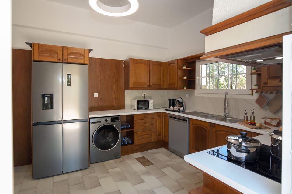 Long Stay Ready: Large Fridge/Freezer, Dishwasher & 2-in-1 Washer/Dryer.