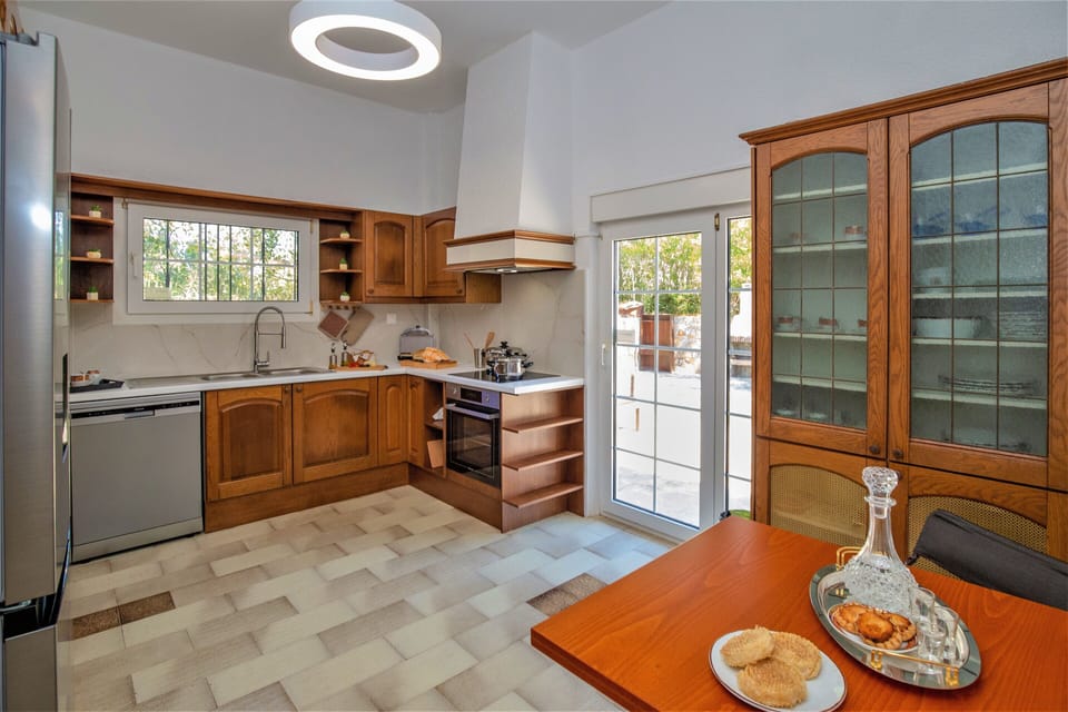 Garden Flow: Step out to the back garden. BBQ is just 10m away.