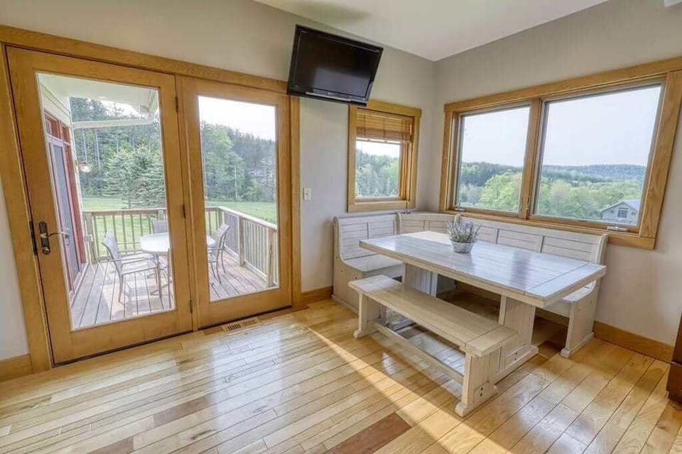 Breakfast nook overlooking the valley