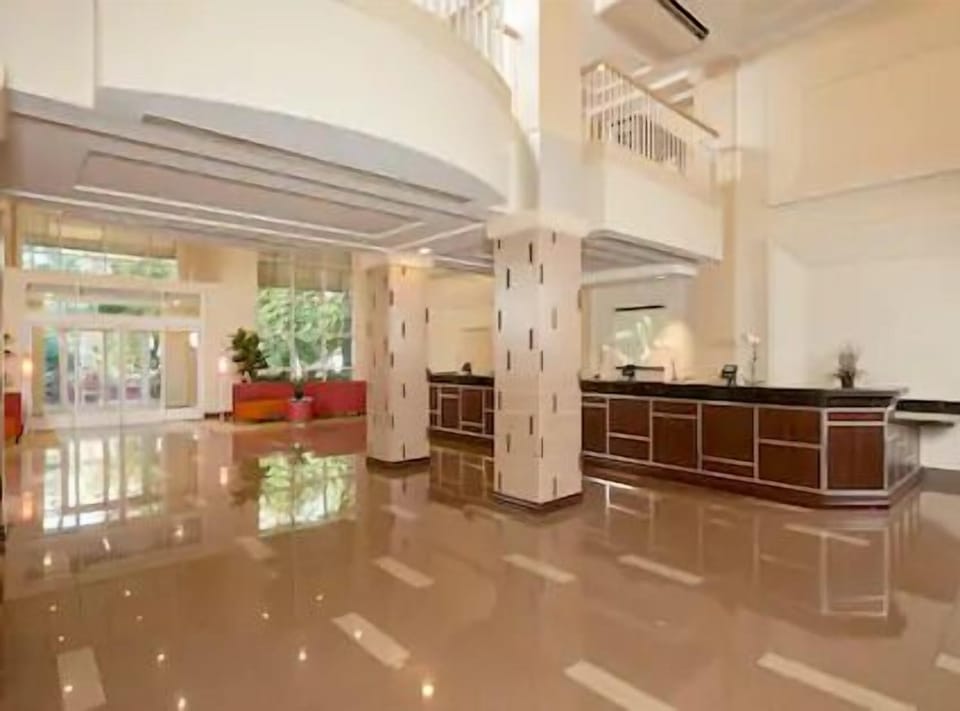 lasfl-hi-res-lobby1