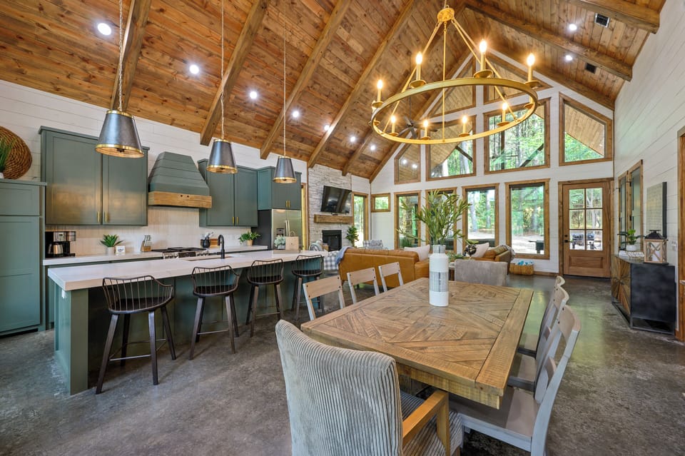 Stunning vaulted ceiling welcome you! 