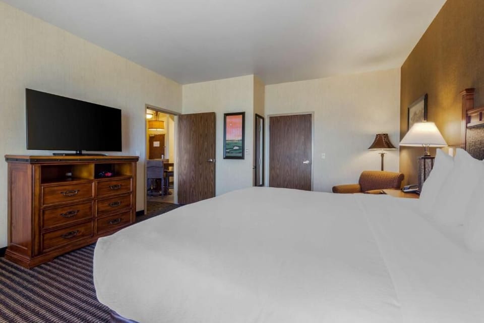 Stretch out on the king bed and enjoy late-night TV.