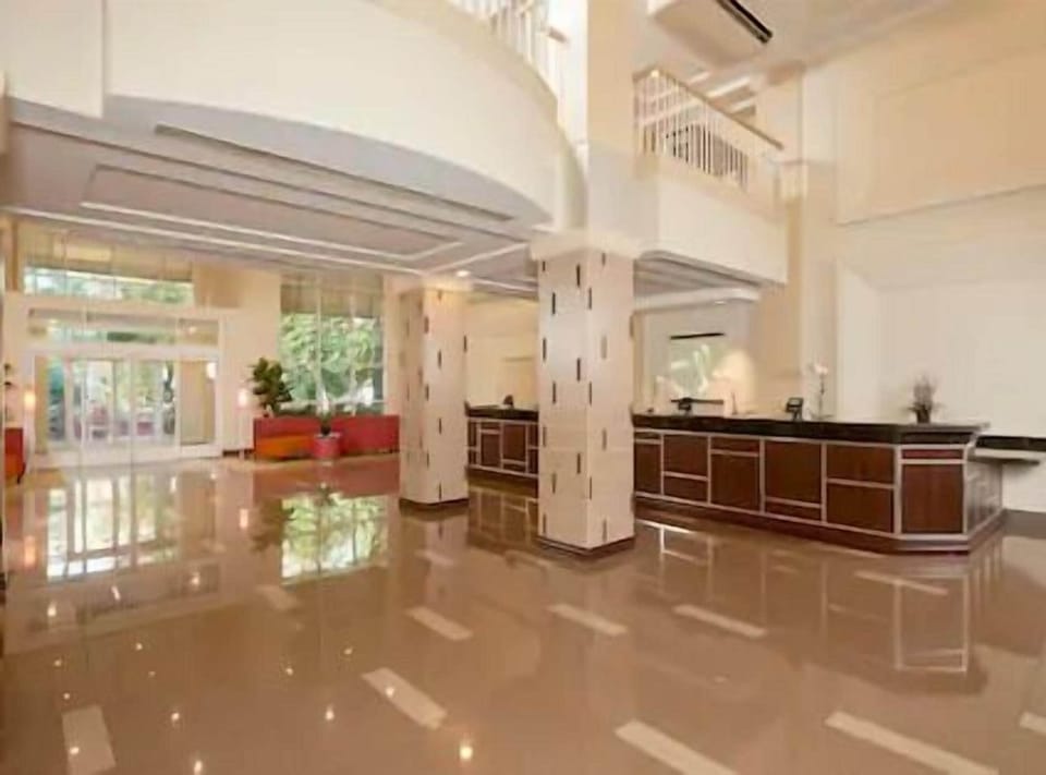 lasfl-hi-res-lobby1