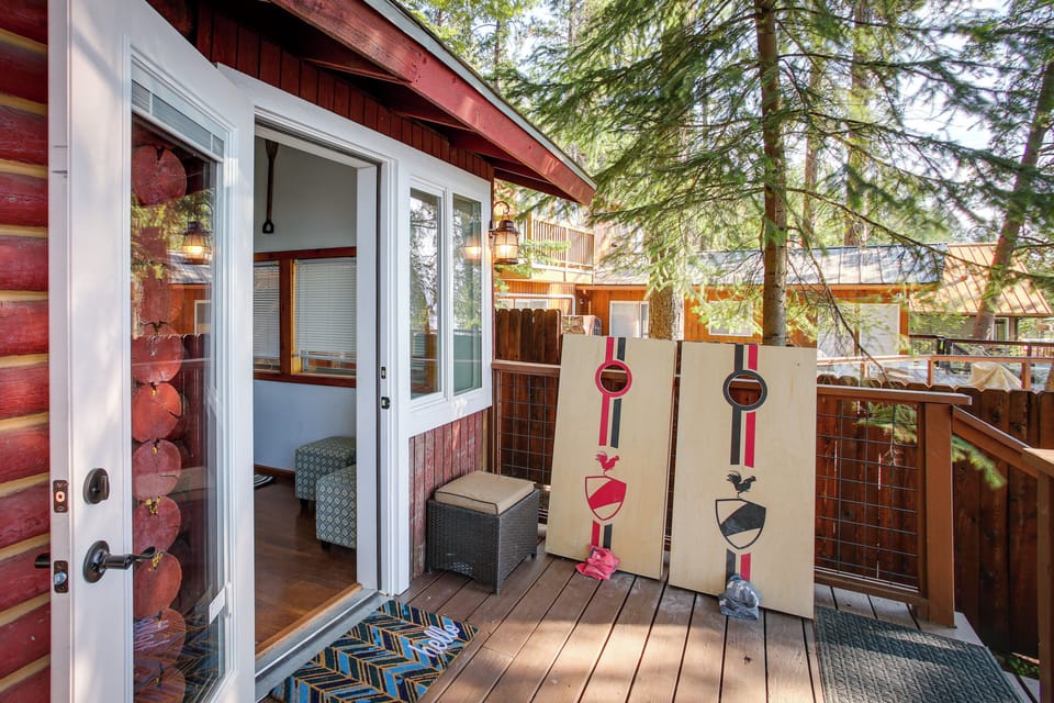 Deck | Cornhole | Gas Grill | Lake Views