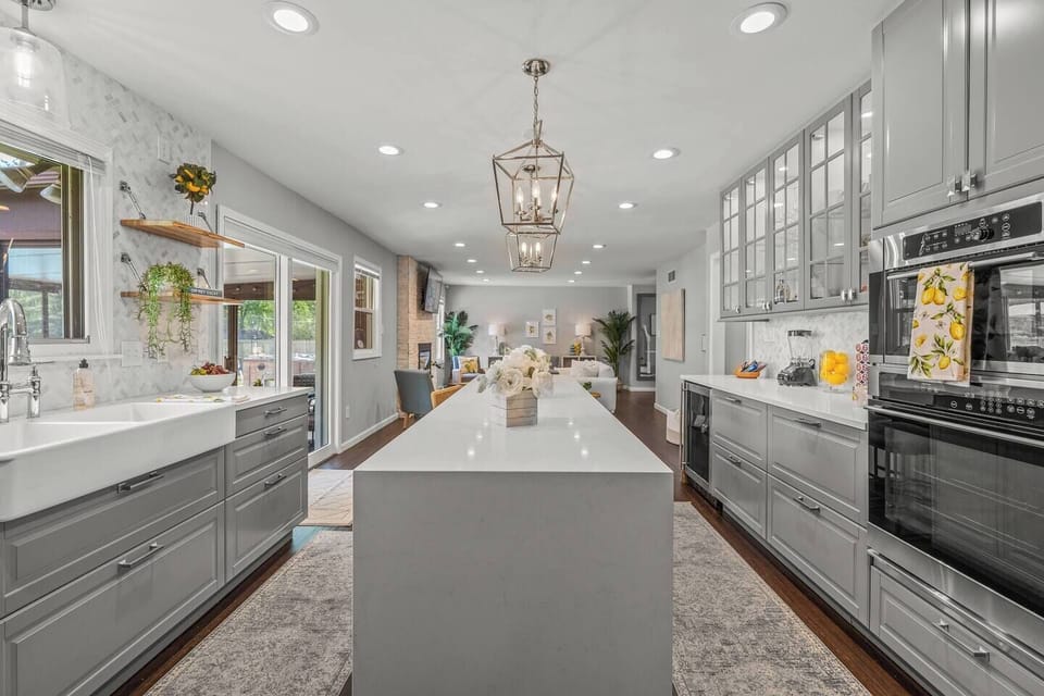 Fully stocked and well-thought kitchen to bring your professional chef to action. Feel like home, make and share meals like home