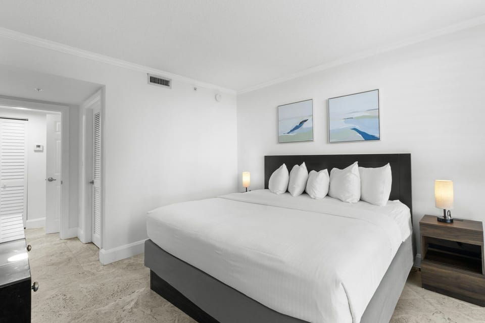 Unwind in crisp linens on a plush king bed.