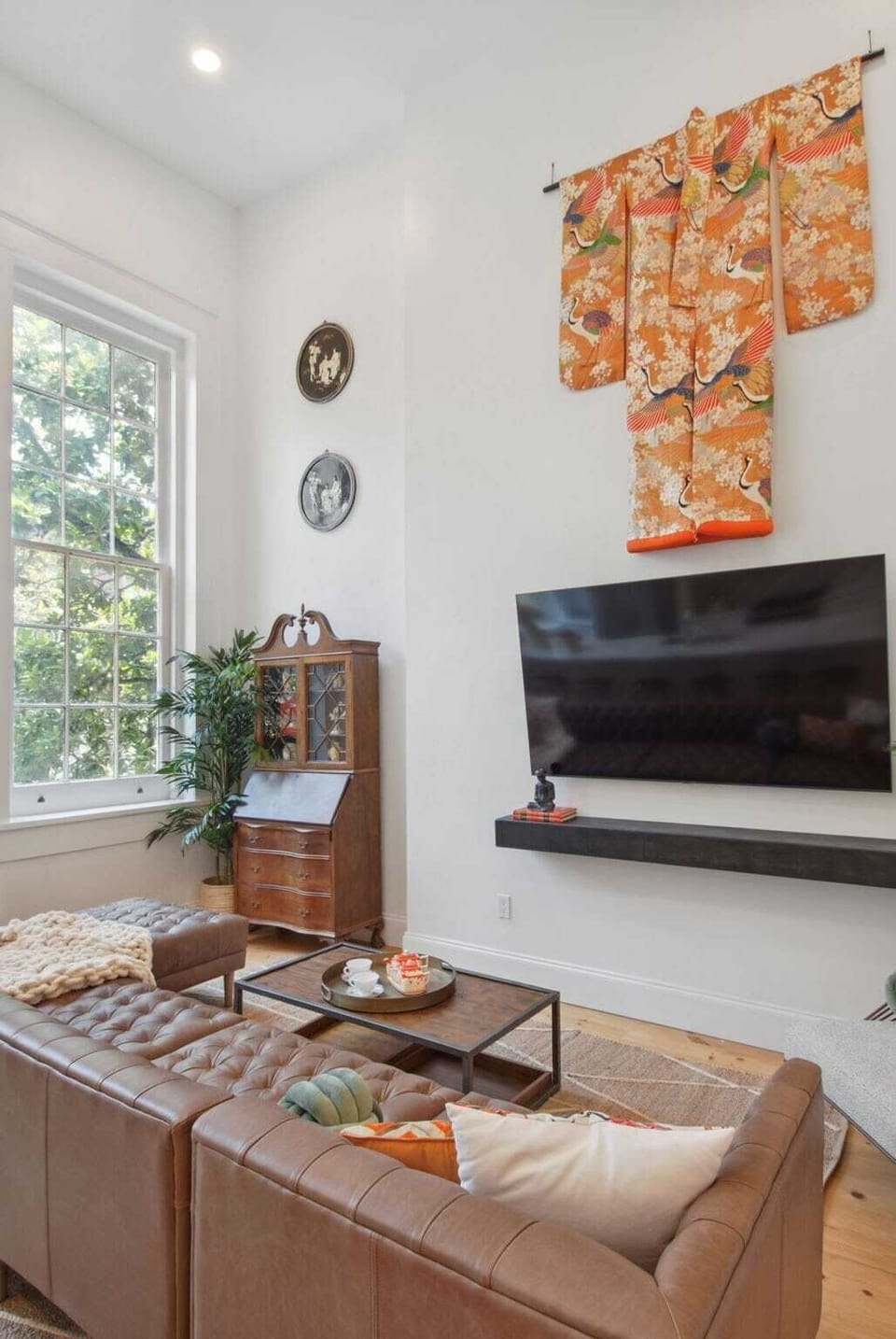 Unit 201 | Living Room | XL Flat Screen TV | Central Common Area | Single-Level Layout