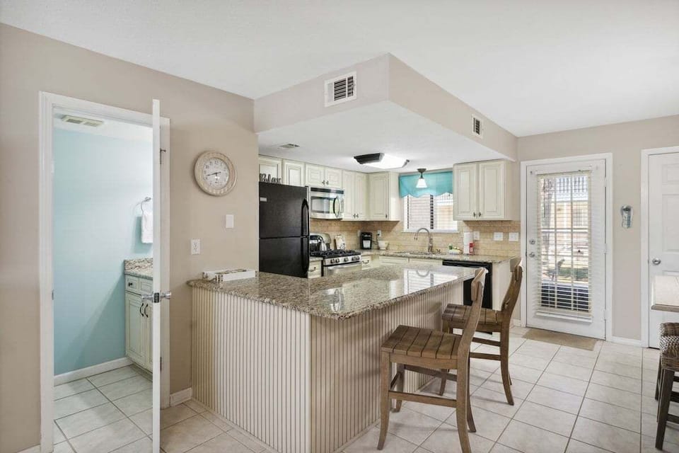 Kitchen island/breakfast bar