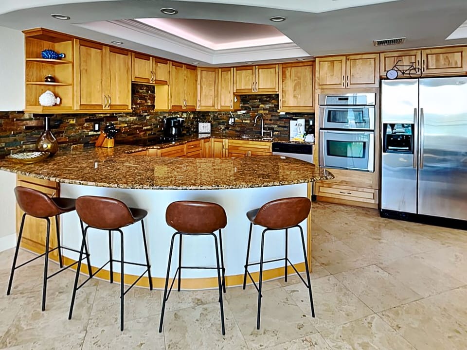 Fully Equipped Kitchen with Breakfast Bar Seating for Four