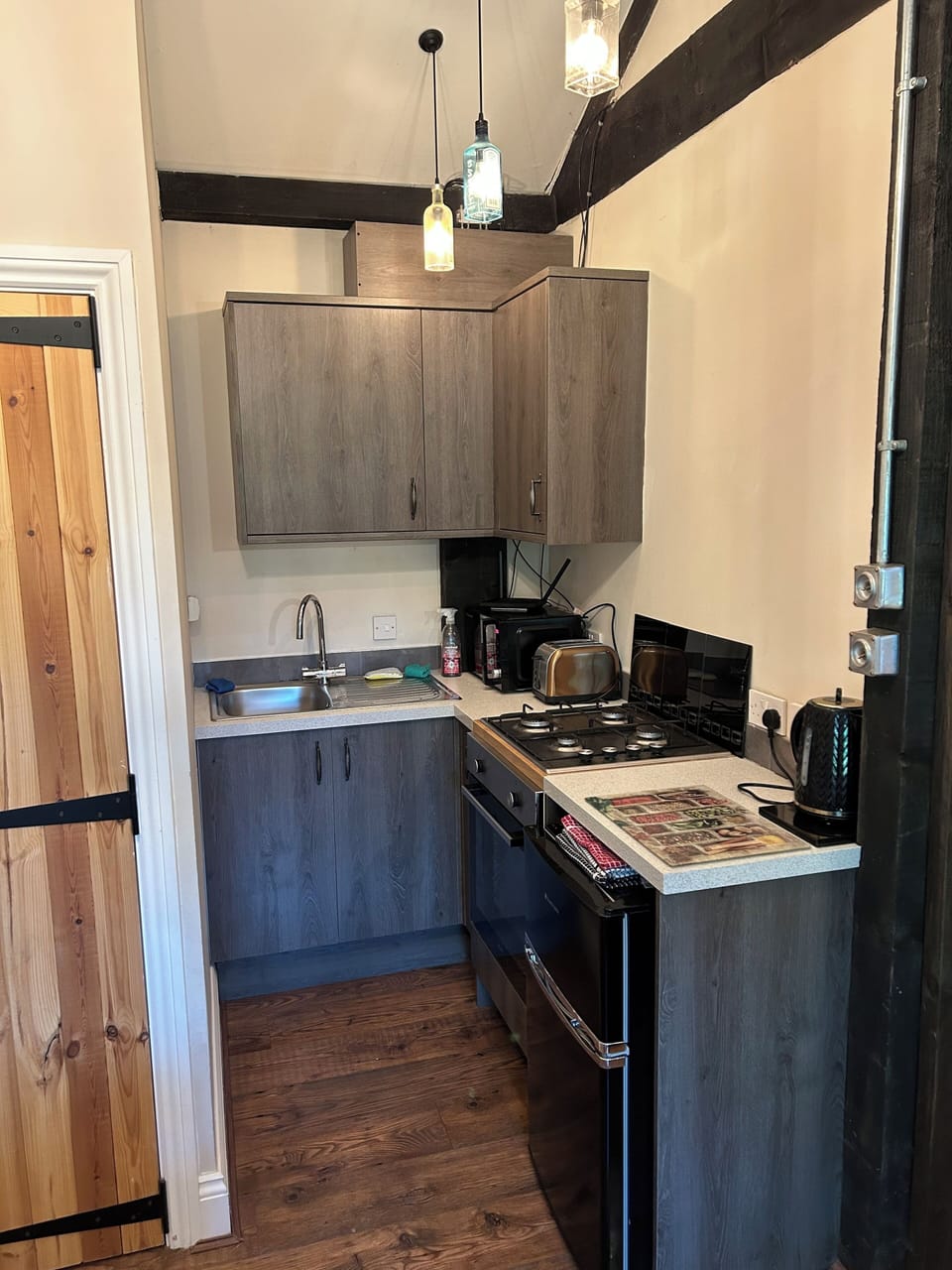 Kitchenette in riverside guesthouse 