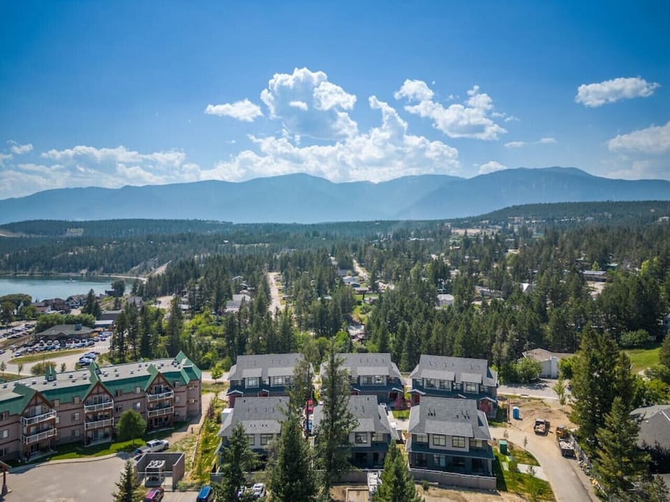 The Silver Fox is located in the prestigious Highland Mews complex, just a 2-minute walk from Lake Windermere, and a short walk into downtown Invermere.
