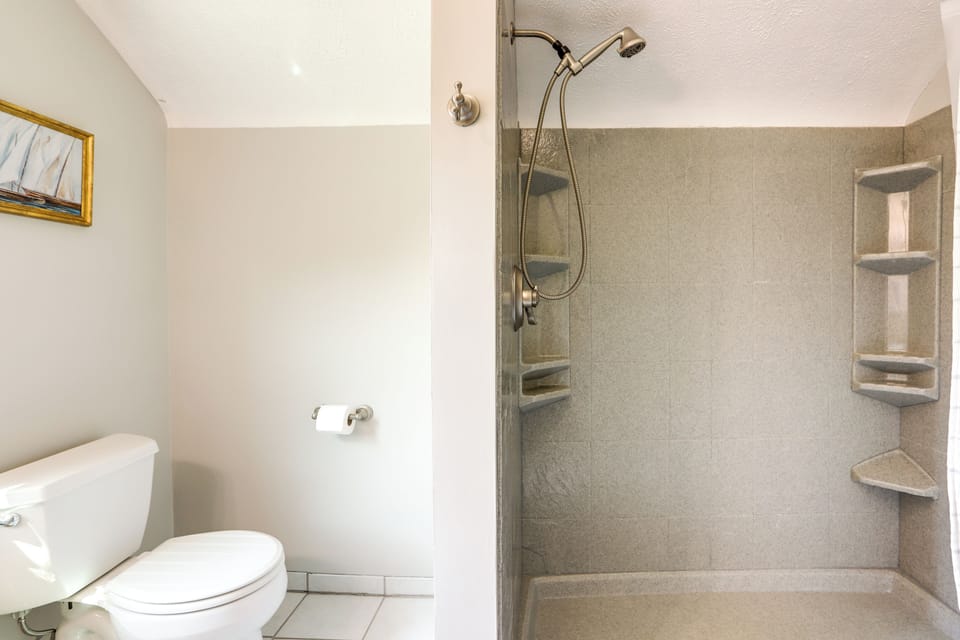 Full Bathroom | Walk-In Shower | Towels Provided