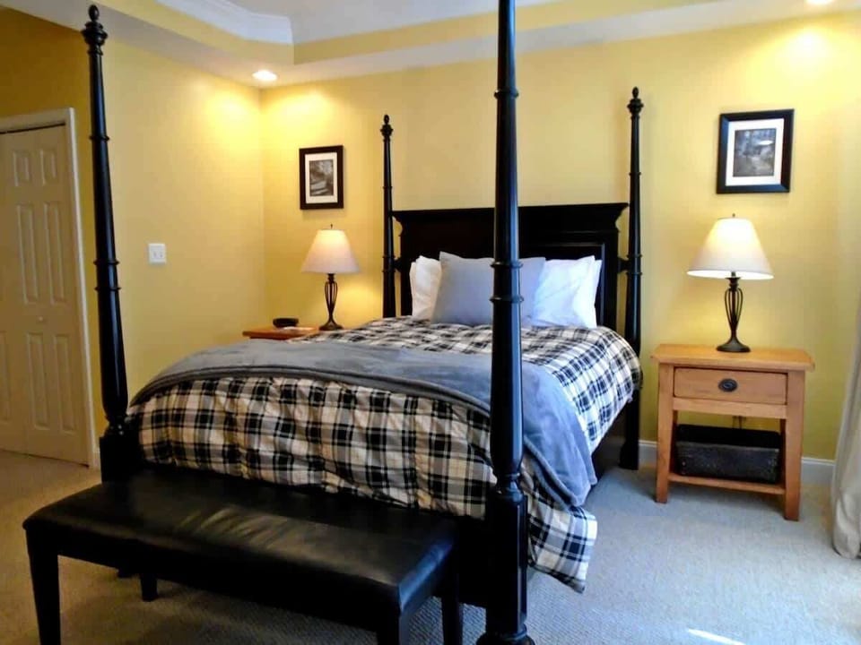 Bedroom - Queen Bed