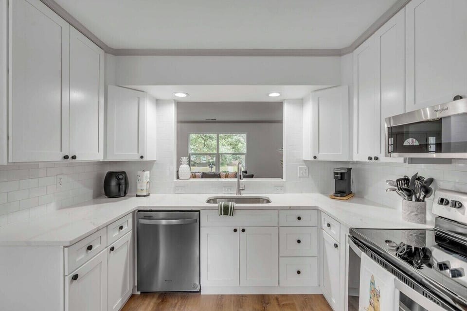 With a peak bar top lookin into the main living space, you'll love preparing + cooking for your group! 