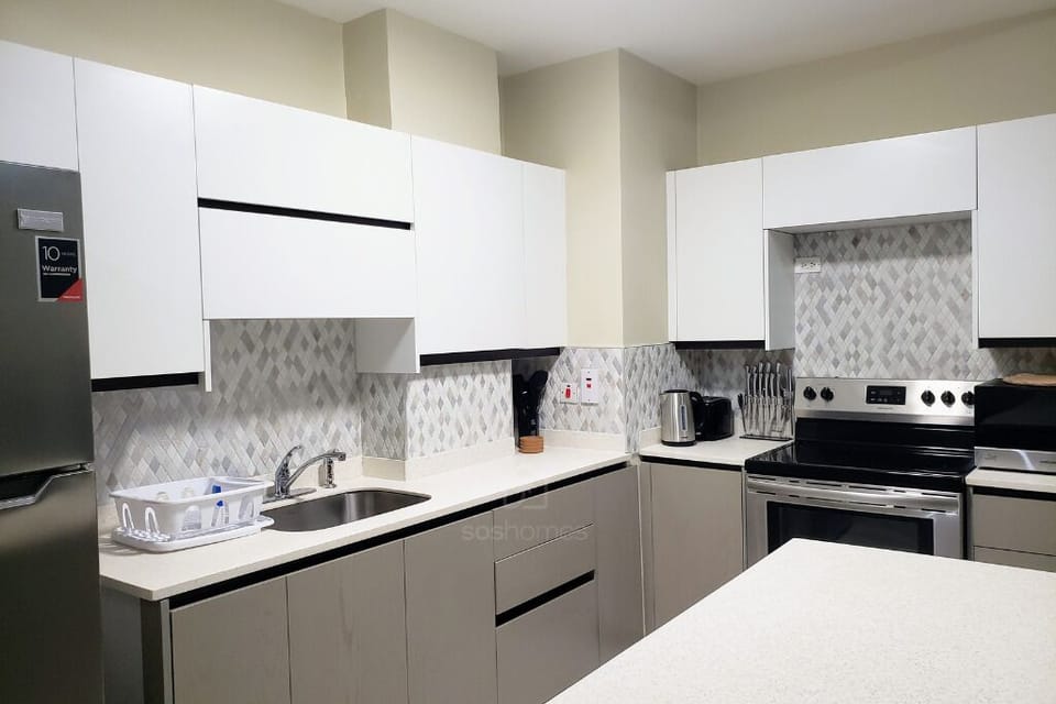 Full Kitchen with appliances & utensils
