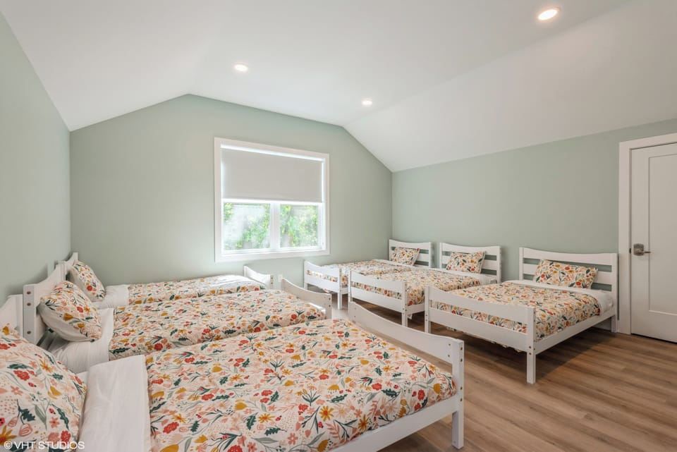 Third floor Guest bedroom - 6 twin bedrooms