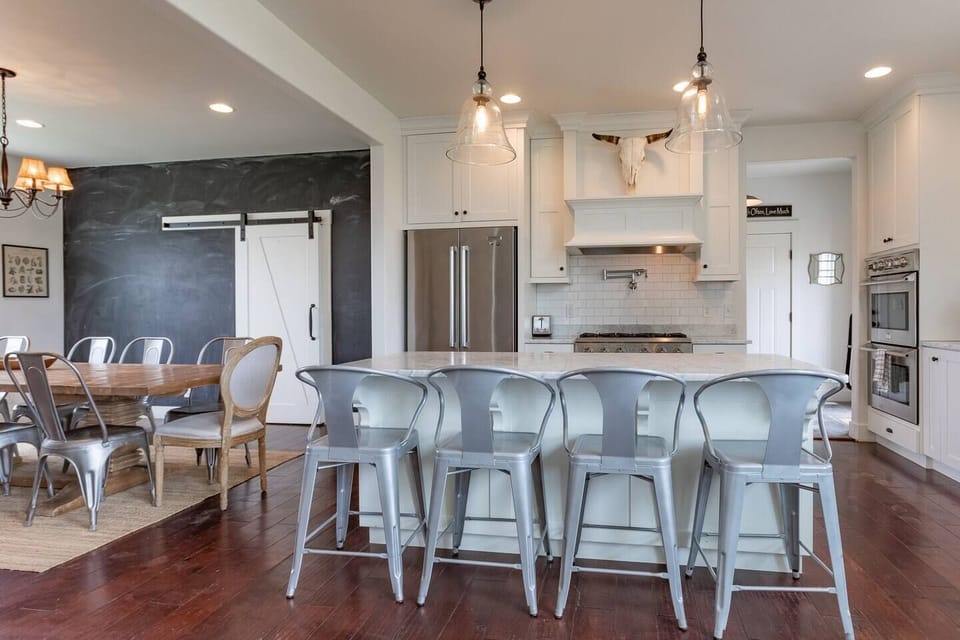 Well-equipped kitchen stocked for all your cooking needs
