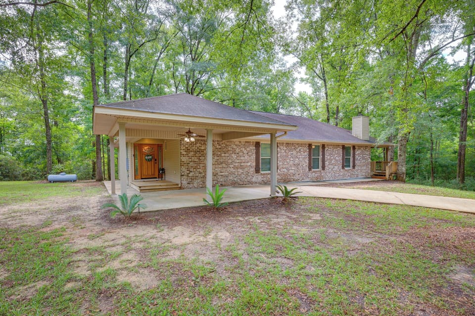 Lucedale Vacation Rental | 3BR | 3BA | 2 Steps to Enter | 2,850 Sq Ft