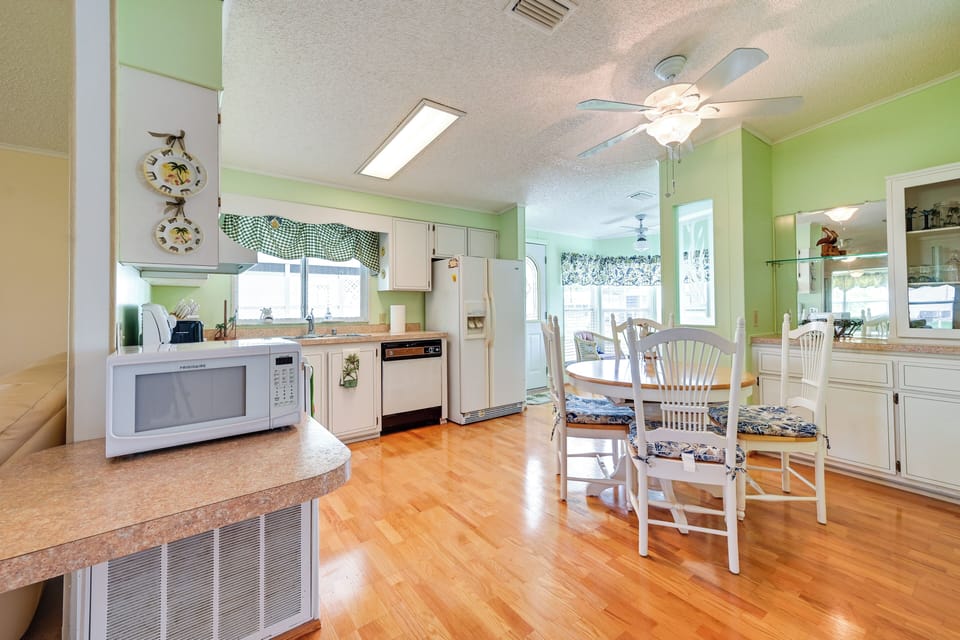 Dining Area | Dishware/Flatware