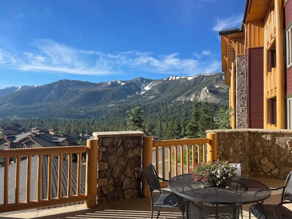 Common area balcony with more mountain views