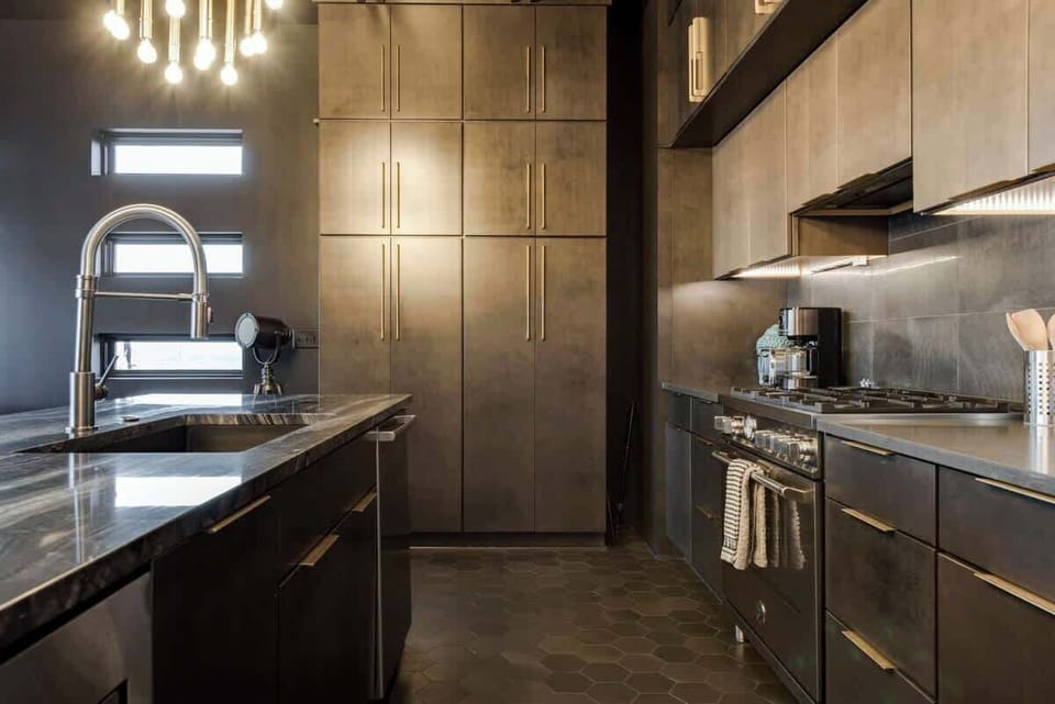 The large stove is ready for you (or your private chef!)