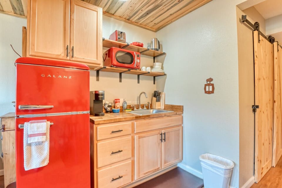 Fridge & Kitchenette area
