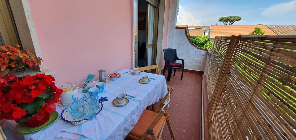 Table, Furniture, Property, Plant, Chair, Tableware, Tablecloth, Sky, Interior Design, Wood