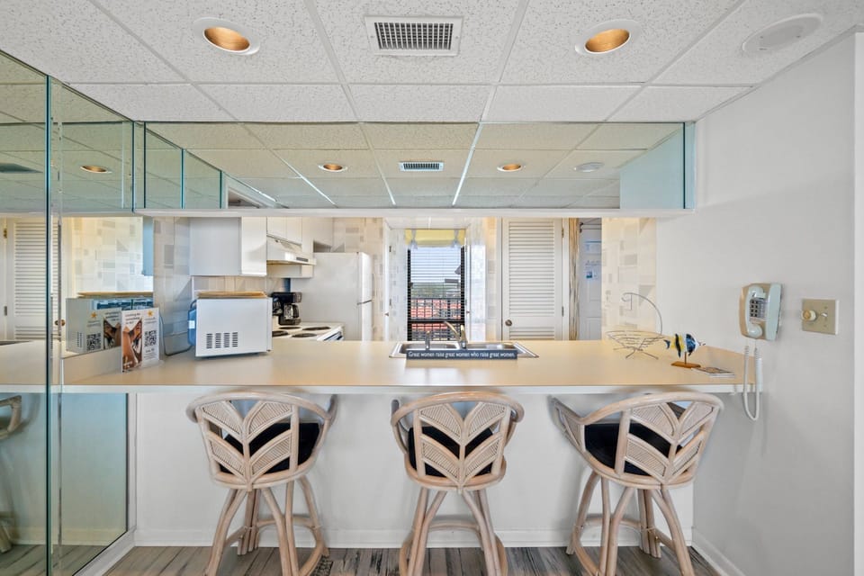 Kitchen with Breakfast Bar