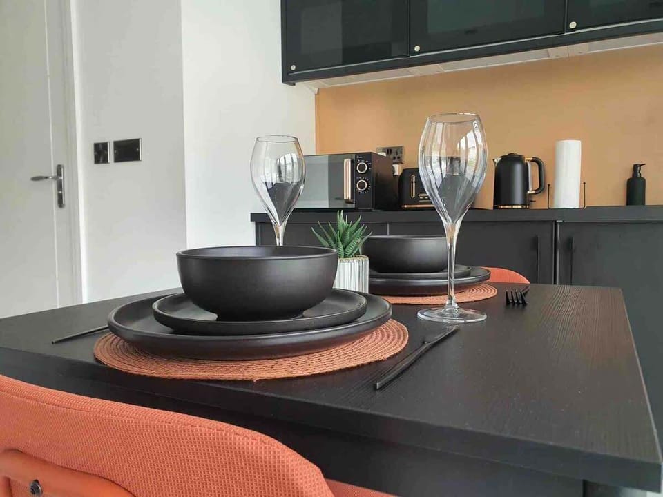Enjoy meals in this beautifully coordinated dining set with black and rose gold touches for an ultimate dining experience.