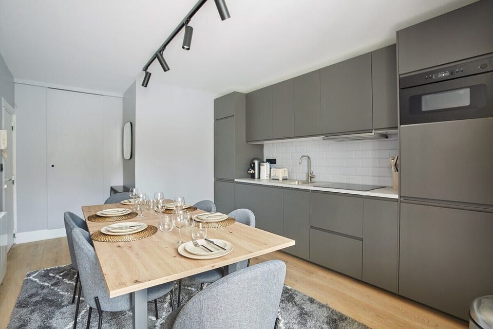 cuisine équipé avec table pour manger
