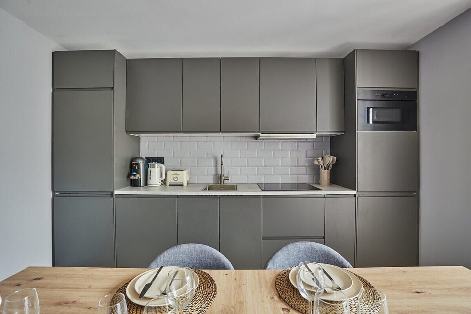 cuisine équipé avec table pour manger