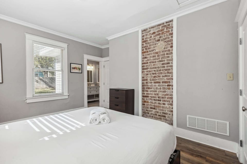Bedroom 2 (Queen Bed)