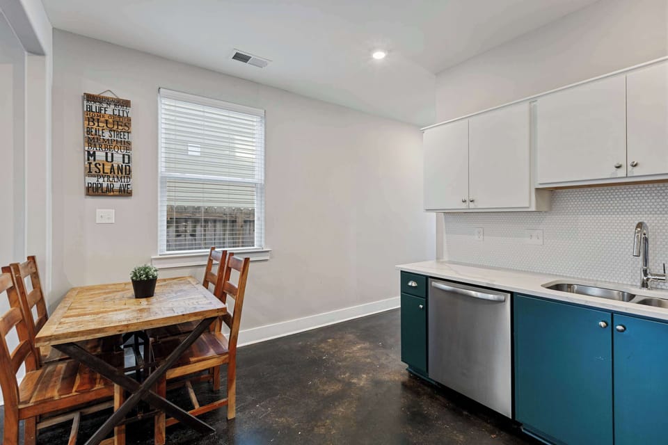 Kitchen/Dining Area