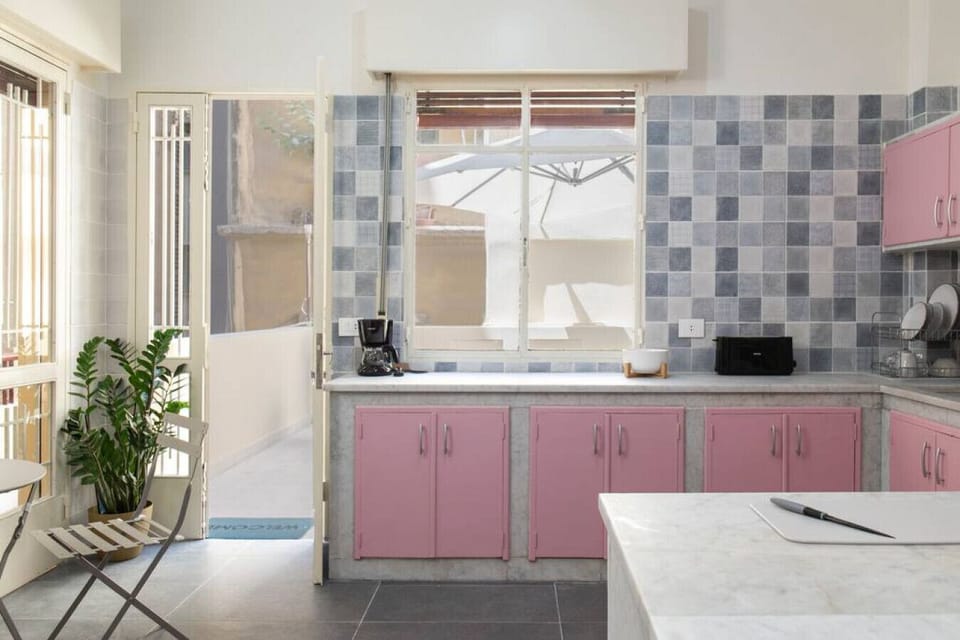 Start your morning right. Enjoy a seamless transition from the kitchen counter to the open air, accompanied by a beautifully integrated layout and lush interior greenery.
