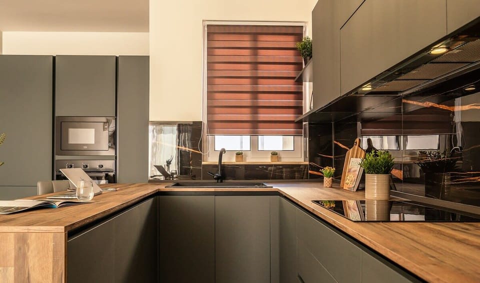 The fully equipped kitchen