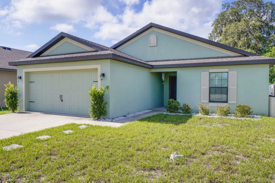 Tavares Vacation Rental | 3BR | 2BA | 1,500 Sq Ft | Half Step Required