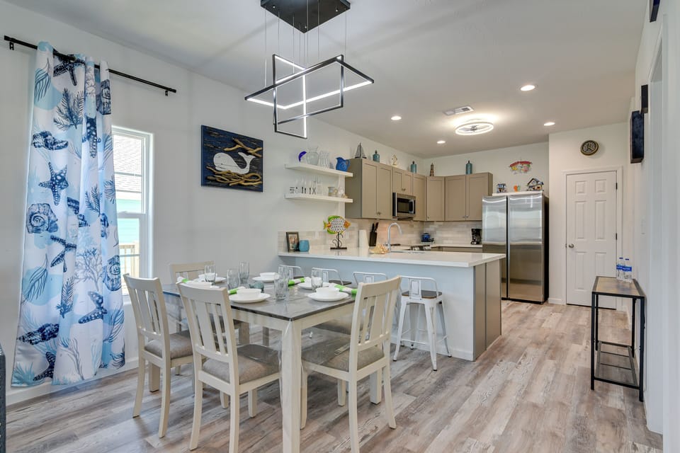 Dining Area | Dishware/Flatware Provided
