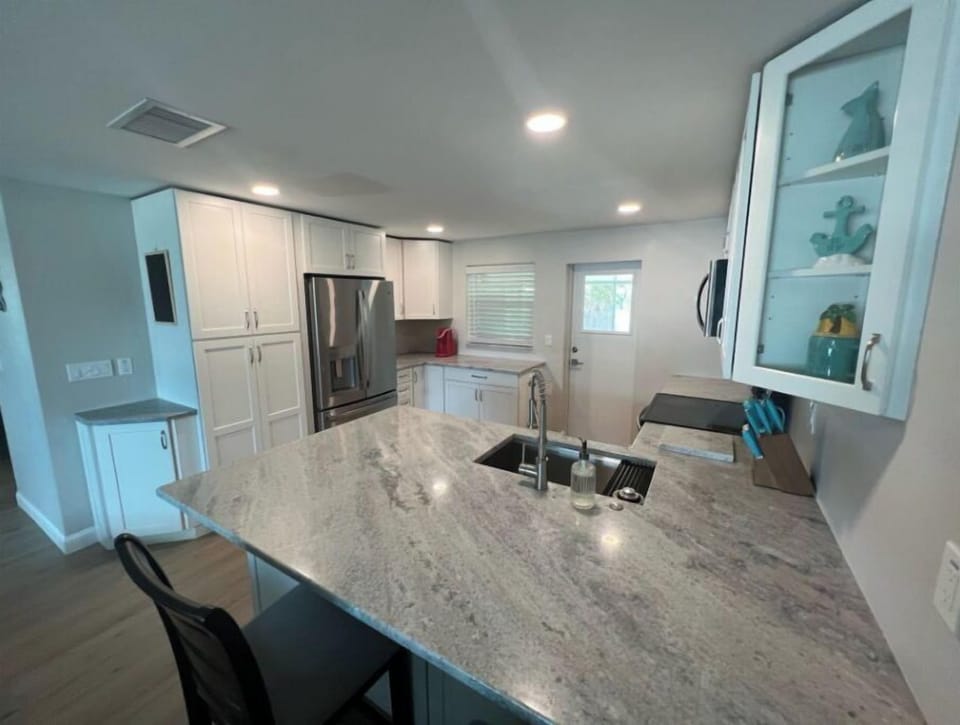 Large peninsula with barstools for casual dining 
