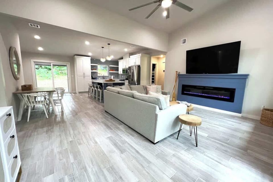 Open floor plan that provides ample seating for family gatherings and dining. 