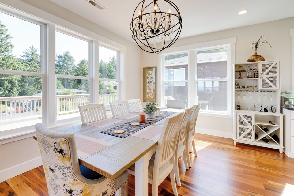 Dining Area | Dishware & Flatware Provided