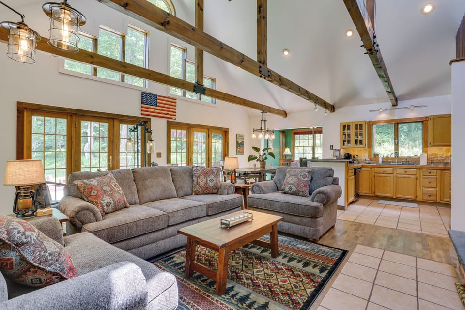 Living Room | Queen Sleeper Sofa | Free WiFi | Smart TV