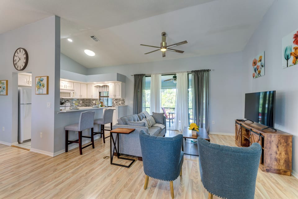 Living Room | Queen Sleeper Sofa | Free WiFi | Central A/C