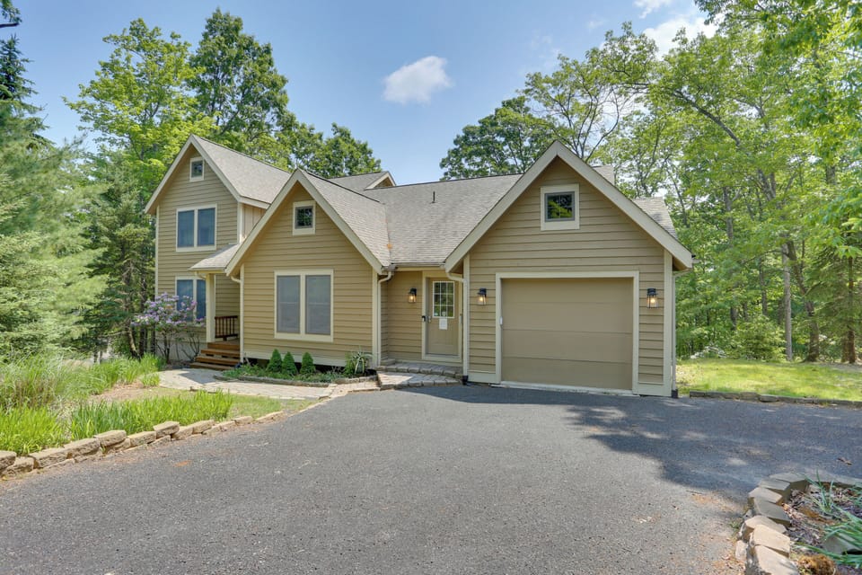 Home Exterior | 0.9 Mi to Camelback Waterparks & Ski Resort
