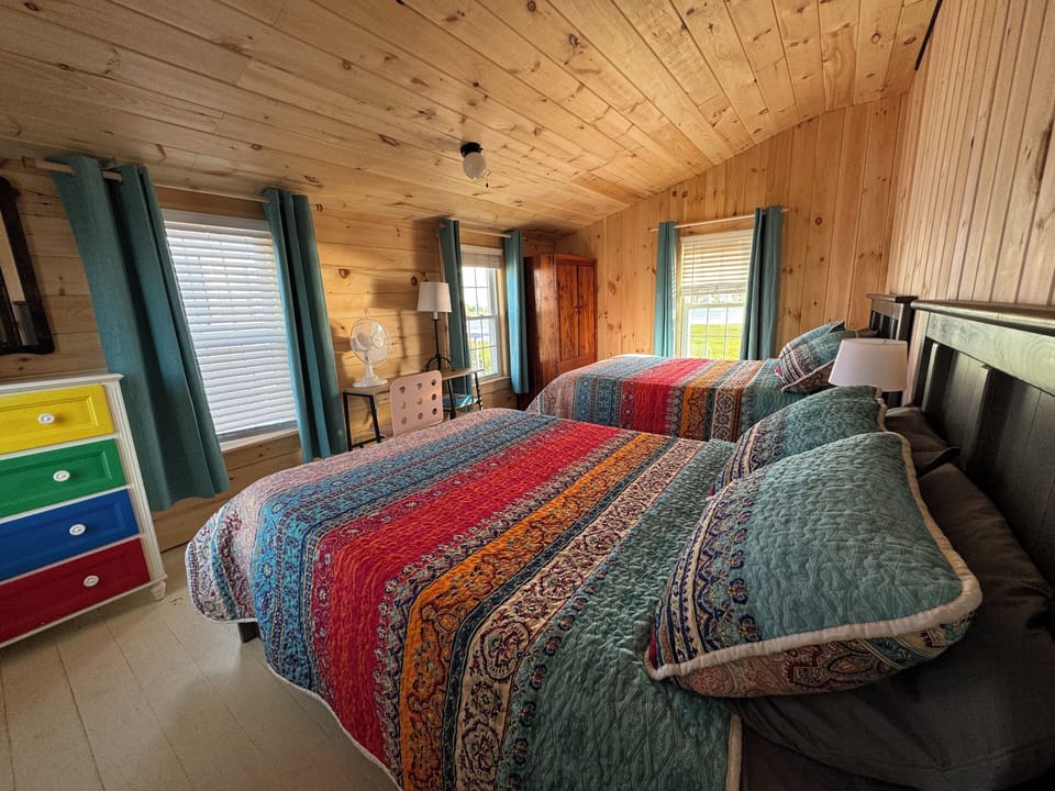 Bedroom w 2 full size beds